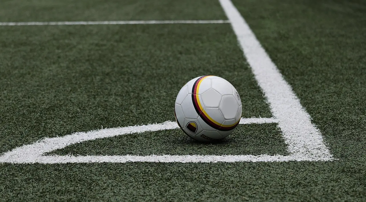 Fodbold på hjørnet af kunstgræsbane