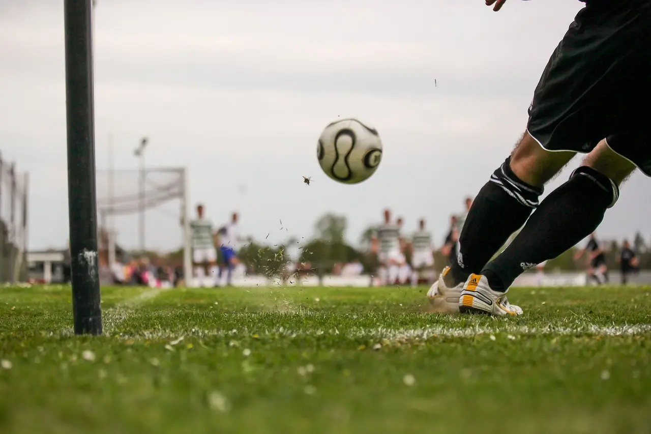 Fodboldspiller foran målet