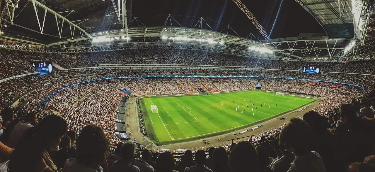 Fodboldkamp i et fyldt stadion